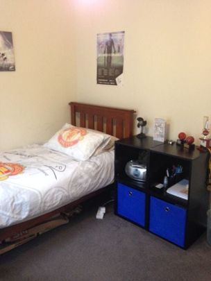 Sunny Karori 3-bedroom house with a garage - Photo 1