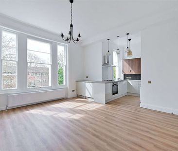 A spacious and light two bedroom apartment with wonderful high ceil... - Photo 1