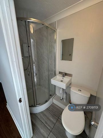 1 bedroom in a house share to rent - Photo 2