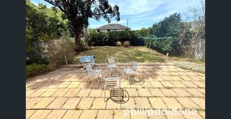 ULTRA-RARE HUGE FAMILY HOME - Photo 4