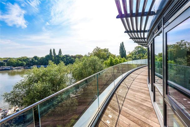 Stunning apartment with superb views of the river Thames - Photo 1