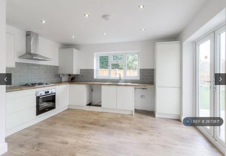 3 bedroom semi-detached house to rent - Photo 3