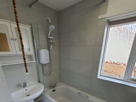 Terraced House to rent on - Photo 5