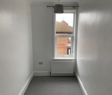 COMING SOON!!!!!! Three bedroom end terrace property, close to Grea... - Photo 3