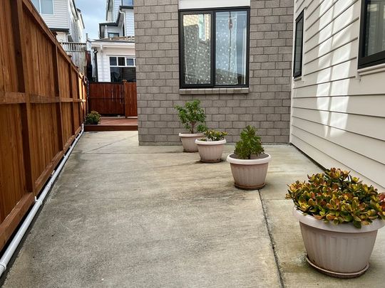 2 Cozy bedrooms with one bathroom + 1 parking spot - Photo 1