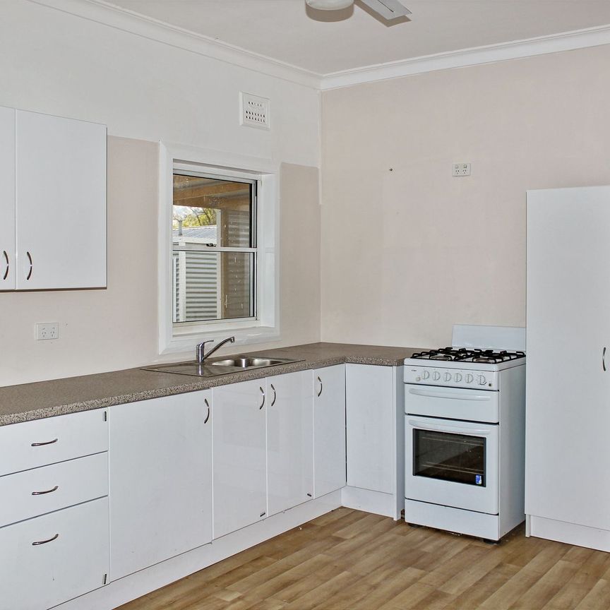 COMFORTABLE HOME WITH EASY ACCESS - IDEAL FOR EASY MOBILITY - Photo 1