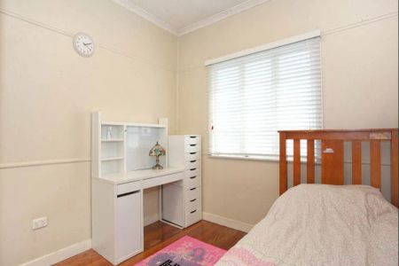 100 Dunellan Street, Greenslopes. - Photo 4