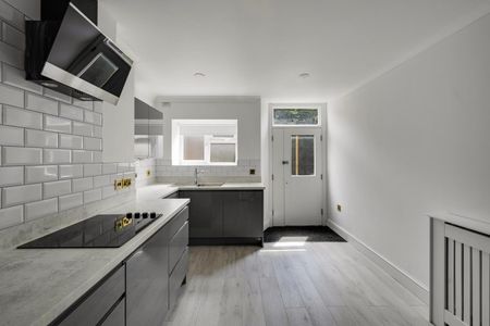 3 Bed Flat - Photo 4