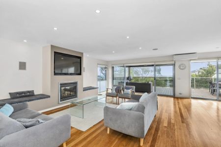 Coastal Living with 5 Bedrooms - Photo 2