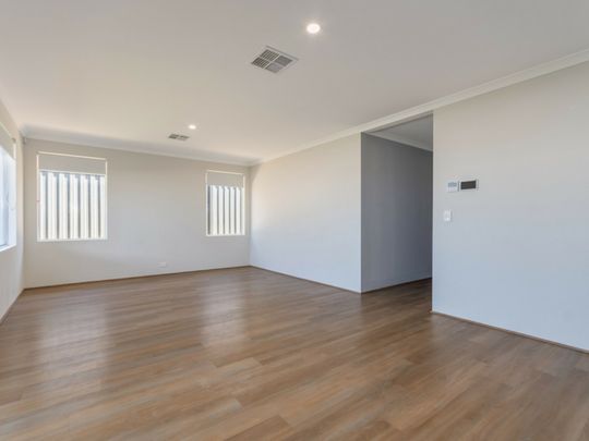 Modern easy care home- must view! - Photo 1