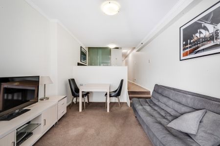 Fully Furnished Studio Apartment at Oaks Trafalgar! - Photo 2