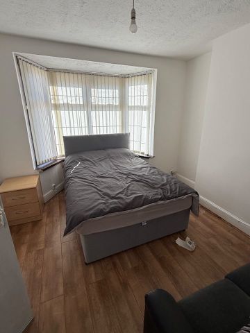 Room in a Shared House, Yew Tree Road, B6 - Photo 5