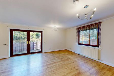 4 bedroom detached house to rent - Photo 2