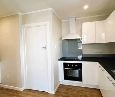 Fully renovated home right next to Cornwall Park - Photo 2