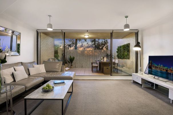 Whisper Quiet Haven In Brilliant Location - Townhouse Style Apartment - Photo 1