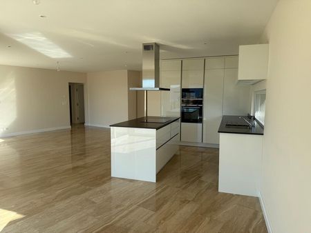 Appartement de 4,5 pièces au 1er étage composé de: hall d'entrée avec armoires murales, cuisine agencée et équipée ouverte sur le séjour, trois chambres à coucher, salle d'eau avec douche, baignoire et WC et un WC visiteurs, un grand balcon avec vue dégagée sur le lac Léman. Une cave dessert ce logement. Deux places de parc extérieures en sus. - Foto 4