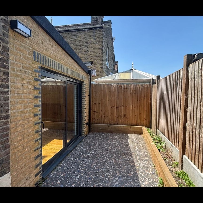 1 Bed Flat, Brewster Road, E10 - Photo 1