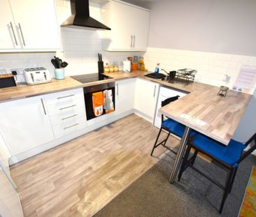 2 bedroom Flat in Flat 8, Leeds - Photo 2