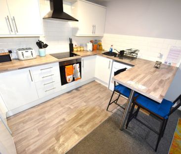 2 bedroom Flat in Flat 8, Leeds - Photo 6