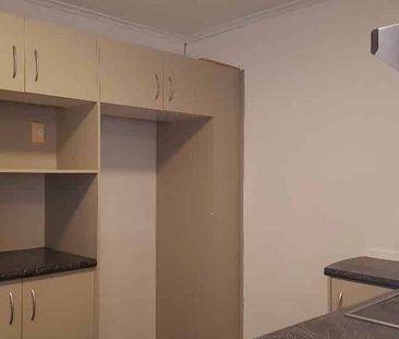 Comfortable 3-4 bedroom family home is now available for rent. - Photo 3