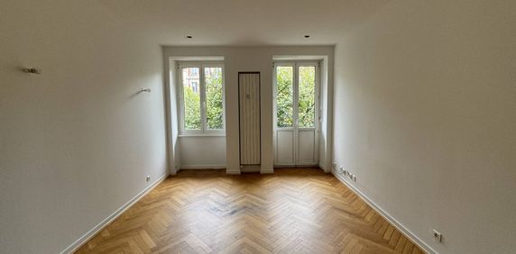 À LOUER ! Appartement 6 pièces avec balcon situé au 1er étage avec ascenseur d'un immeuble début XXème du début de l'Allée de la Robertsau entre la place Sébastien Brant et le parc de l'Orangerie - Photo 2