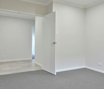 5 Bedrooms - Stylish and Spacious - Photo 4