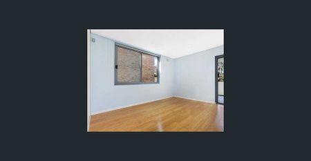 Beautifully renovated, Two bedroom apartment - Photo 2