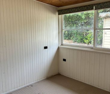 Charming Family Home in Peaceful Leafy Setting - Walk to Town - Photo 4