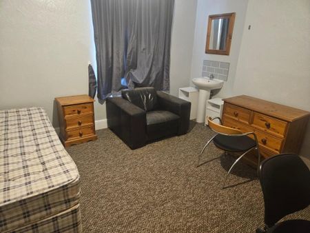 6 bedroom semi-detached house to rent - Photo 4