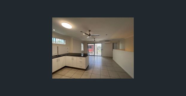 Modern townhouse living in a great complex - Photo 1