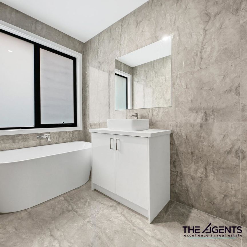 Spacious 4-bedroom Family Home - Photo 1