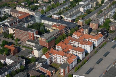 Zentrale Lage, ca. 10 Gehminuten bis ins Zentrum und ans Wasser - Photo 5