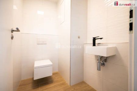 K pronájmu, NOVÝ moderní byt 2+kk se šatnou, terasou a garážovým stáním, ul. K Šindlovým Dvorům č.p. 2936/2, České Budějovice - Photo 4