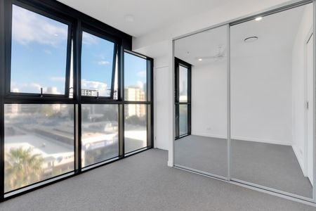 AURA MILTON- FURNISHED 2 BEDROOM 1 BATHROOM APARTMENT & A CAR PARK - Photo 2