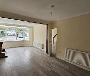 3 bedroom end of terrace house to rent - Photo 2
