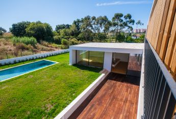 Moradia T6 de arquitetura moderna inserida no Golfe de Oeiras