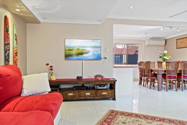 Large, spacious family home - Walking distance to public transportation! - Photo 1