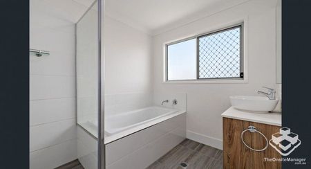 Modern Comfort & Lifestyle - 5 Years Young Townhouse in Prime Thornlands Location - Photo 3