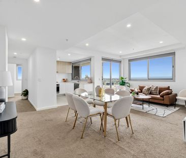 Sleek Apartment with Skyline Views - Photo 6