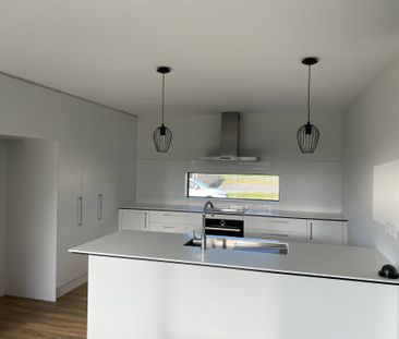 3 Bedroom Home in Ravenswood - 6 Months Rental - Photo 1