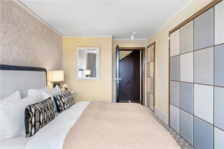 A magnificent 11th & 12th floor modern duplex (Penthouse) with a large private roof terrace in a popular and well run rediential block with 24 hour porterage and communal gardens. EPC rating: D - Photo 4