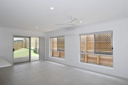 :: BREAK LEASE - In the heart of Hillclose Estate - Photo 2