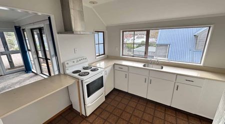 NICE AND FRESH TWO BEDROOM UPSTAIRS TOWNHOUSE: - Photo 4