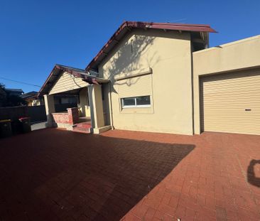 Spacious 4-Bedroom Character Bungalow in Prime Coastal Location - Photo 3