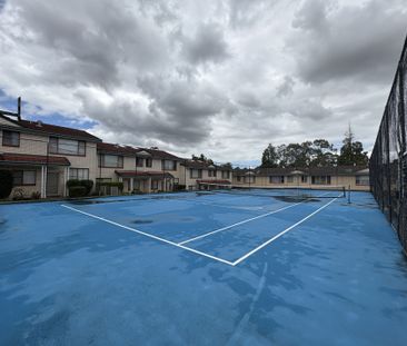 Generous sized townhouse! - Photo 1