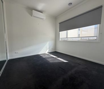 Stylish & Low Maintenance 2 Bedroom Unit in Prime Location. - Photo 3