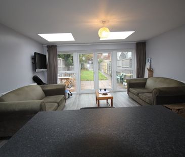 6 Bed Terraced House, Lodge Road, SO14 - Photo 2