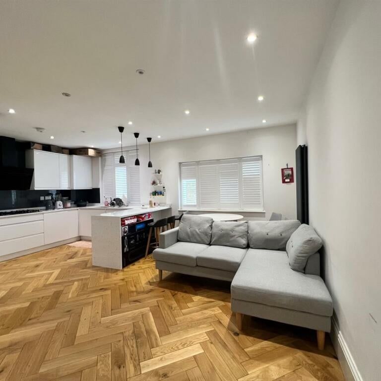 2 Bed Flat, Horn Lane, W3 - Photo 1
