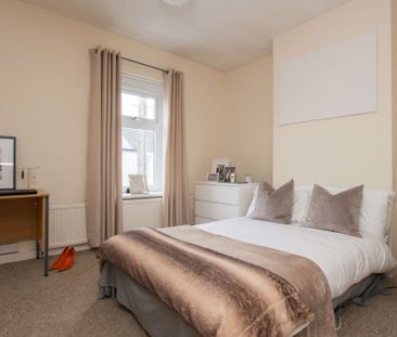 The most spacious three bed you'll find! - Photo 3