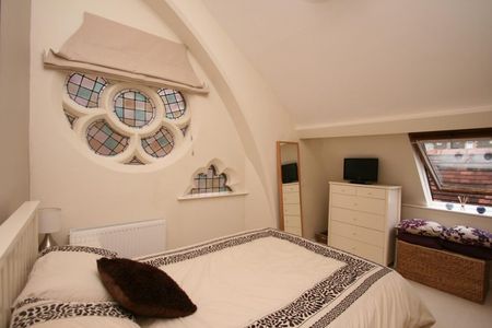 1 Bed Flat - Photo 2